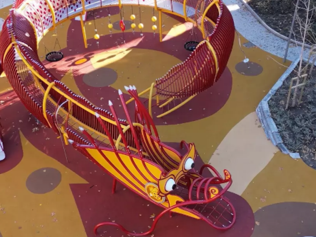 Usera - parque infantil dragón rojo