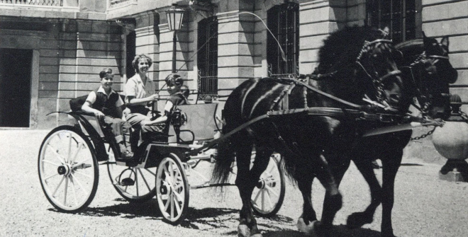 Doña Cayetana junto a sus hijos Don Carlos, Don Alfonso y Don Jacobo en un coche de caballos en el Palacio de Liria.​​​​​​​