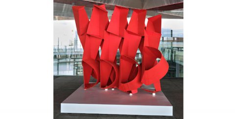 EDGAR NEGRET. Vigilante rojo, 1979. Aluminio esmaltado y atornillado. Museo Nacional Centro de Arte Reina Sofía. Archiv