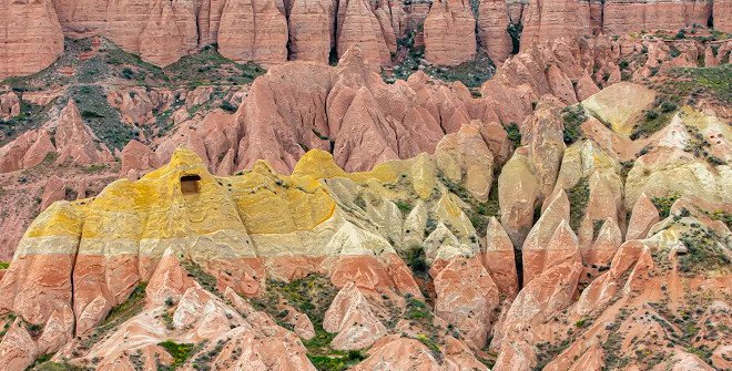 Roca, refugio, fe, vida. El Universo de Anatolia