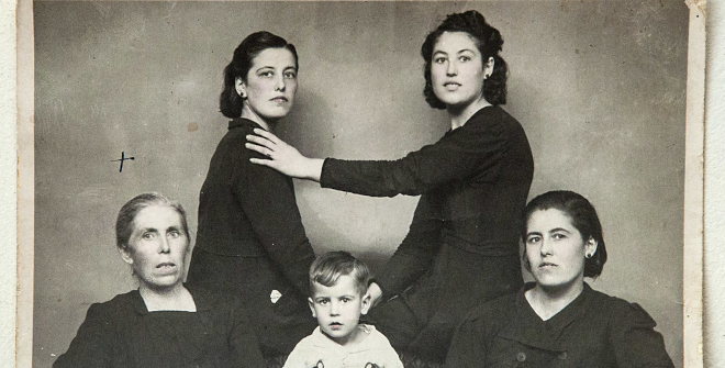 Familia de luto envía su imagen al exilio. Colección privada de la familia Molina