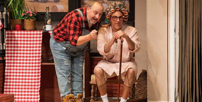 Familia Poyo – Entre pollos anda el juego