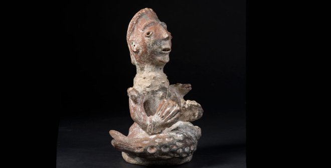 Mamisi Walas (Mouleo Amebédé). Mami Wata, anterior a 2012. Terracota y caolín. 26 x 20 x 15 cm