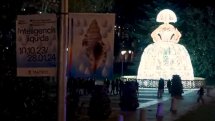 Menina gigante iluminada ubicada en el paseo del Prado junto a la fuente de Apolo. Navidad 2023