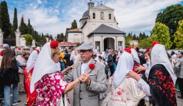 Chulapos bailando delante de la ermita de San Isidro el 15 de mayo de 2026 Chulapos bailando delante de la ermita de San Isidro el 15 de mayo de 2026