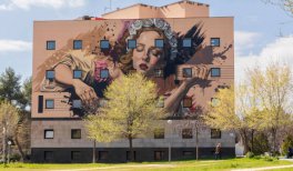 Mural Sinestesia (mujer con guitarra), de Sfhir. Calle Fuente Carrantona, número 112. Distrito Moratalaz