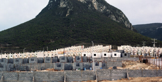 Alejandro Cartagena Fragmented Cities, Escobedo [Ciudades fragmentadas, Escobedo], de la serie Suburbia Mexicana, 2005-2010. © Alejandro Cartagena​​​​​​​