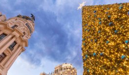 Árbol de Navidad en el cruce entre Gran Vía y Alcalá. Navidad Madrid 2025. Foto: Álvaro López. © Madrid Destino