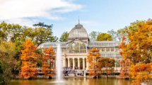 Palacio de Cristal en el Parque de El Retiro en otoño