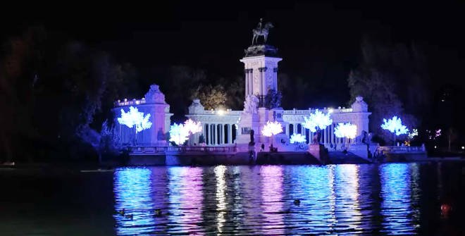 Luces en el estanque del parque de El Retiro. Navidad Madrid 2024