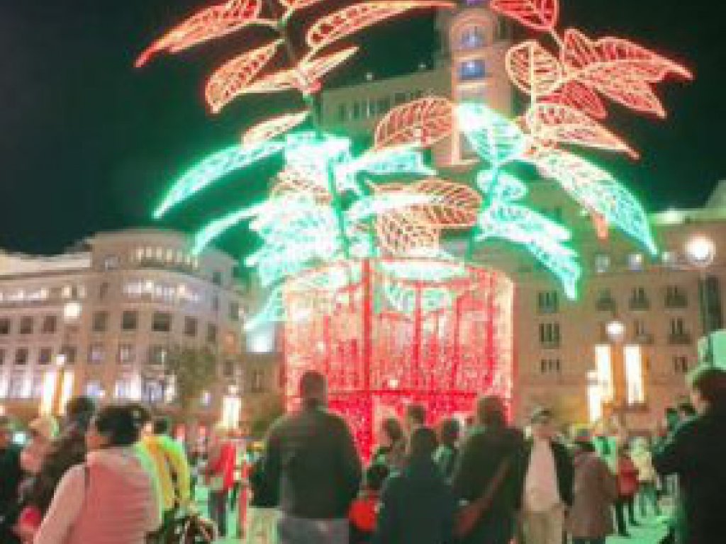 Flor de Pascua iluminada en la confluencia de las calles Gran Vía y Alcalá. Navidad Madrid 2023-2024