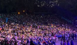 Público en el Auditorio del parque de Enrique Tierno Galván disfrutando de la Orquesta y Coro de RTVE y su espectáculo Siempre ABBA. 29 de agosto de 2026 Público en el Auditorio del parque de Enrique Tierno Galván disfrutando de la Orquesta y Coro de RTVE y su espectáculo Siempre ABBA. 29 de agosto de 2026