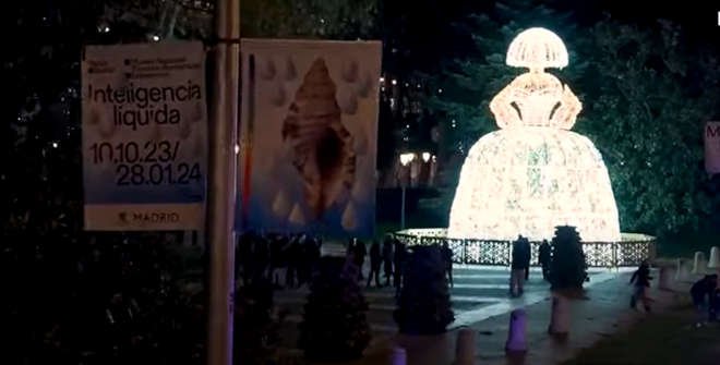 Menina gigante iluminada ubicada en el paseo del Prado junto a la fuente de Apolo. Navidad 2023