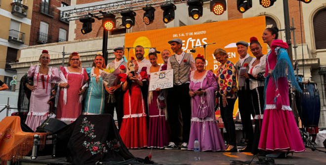 Participantes vestidos de chulapos y chulapas durante el pregón de San Cayetano