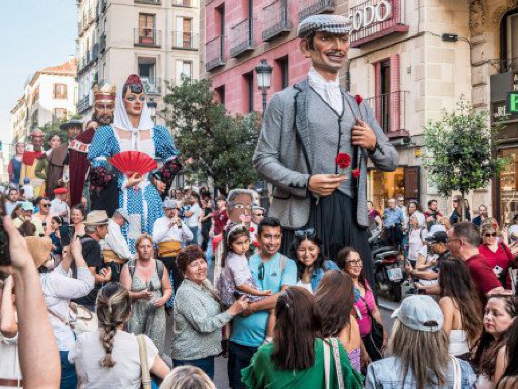 Desfile de Gigantes y cabezudos en las Fiestas de San Isidro 2024