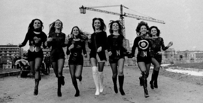 Joana Biarnés. Modelos con los shorts de moda. Editorial realizado a las afueras de Madrid. 1971