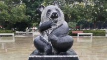 Usera, el Chinatown madrileño - Oso panda escultura