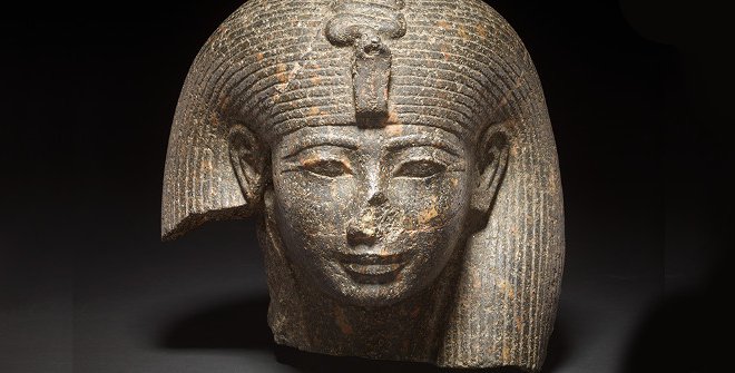Cabeza de reina o diosa, granito, XVIII dinastía, c. 1400-1390 aC, posiblemente de Sais (Egipto) ©Trustees of the British Museum