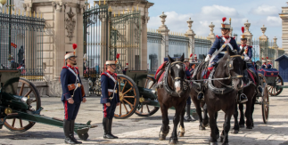 Cambio de guardia y relevo solemne en el Palacio Real de Madrid