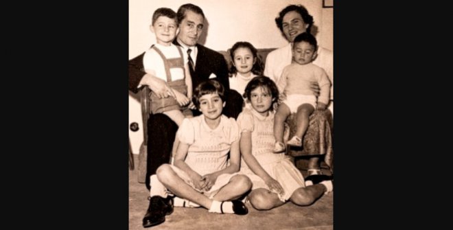 Fotografía de Carmen Laforet y Manuel Cerezales con sus hijos.1958 [Colección particular]