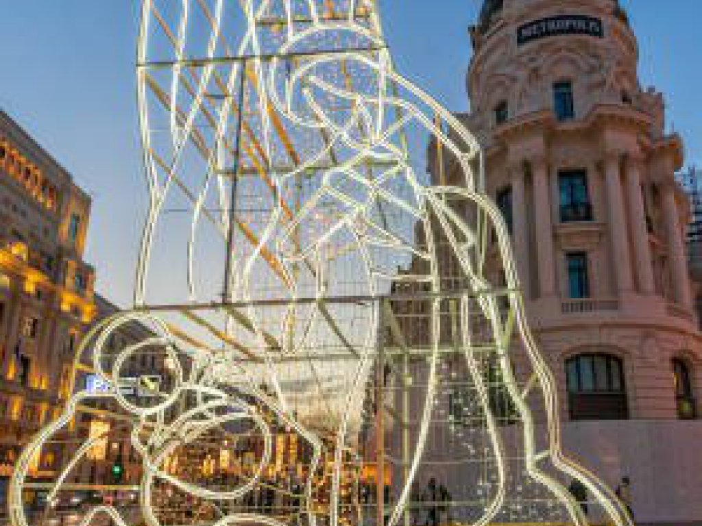 Nacimiento luminoso delante del Edificio Metrópolis. Foto: Álvaro López del Cerro. © Madrid Destino