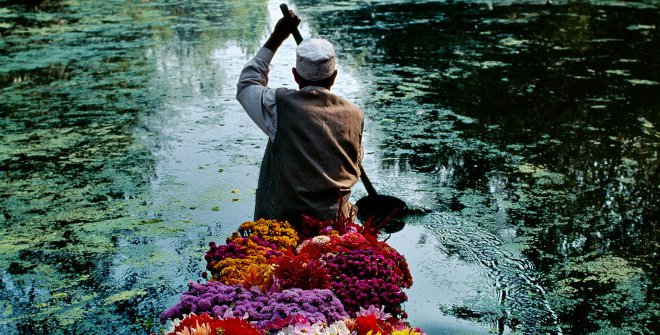 Kashmir Flower Seller, 1996 - © Steve McCurry 