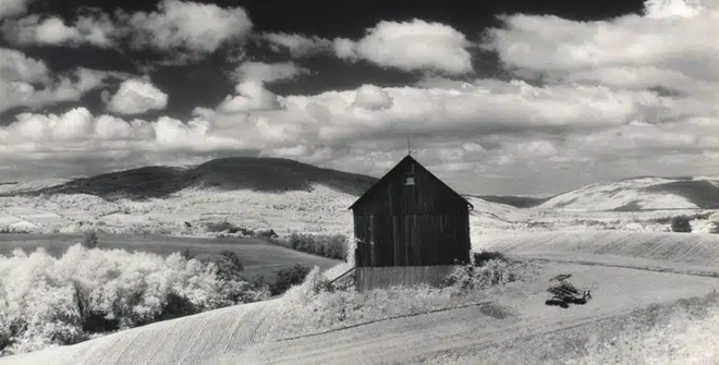 Minor White. Barn and Clouds (Vicinity of Naples and Dansville, New York), from Sequence 10 / Rural Cathedrals. [Granero y nubes (alrededores de Naples y Dansville, Nueva York), de Secuencia 10 / Catedrales rurales], octubre de 1955. The Minor White Archi