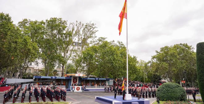 Izado de la Bandera Nacional. Desfile 12 de octubre de 2025 en Madrid