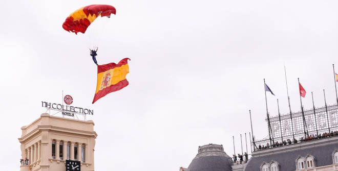 Paracaidista aterrizando con la Bandera Nacional durante el Desfile 12 de octubre 2025