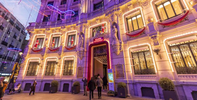 Iluminación navideña Hotel Four Seasons. Navidad 2024. Foto: Álvaro López del Cerro. © Madrid Destino