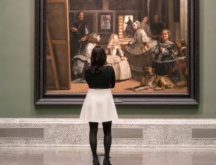 Una mujer contempla el cuadro de Las Meninas de Velázquez en el Museo del Prado de Madrid. Autor:  Álvaro López del Cerro © Madrid Destino