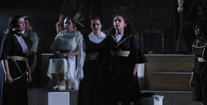 Una de las escenas del musical 'Bernarda Alba'