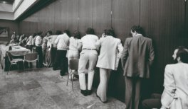 Marisa Flórez. Periodistas concentrados en busca de información durante una reunión a puerta cerrada del consejo político de la UCD, Madrid, 1982