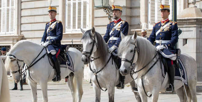 Cambio de guardia y relevo solemne en el Palacio Real de Madrid