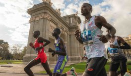 Movistar Medio Maratón Madrid 2025 a su paso por la Puerta de Alcalá