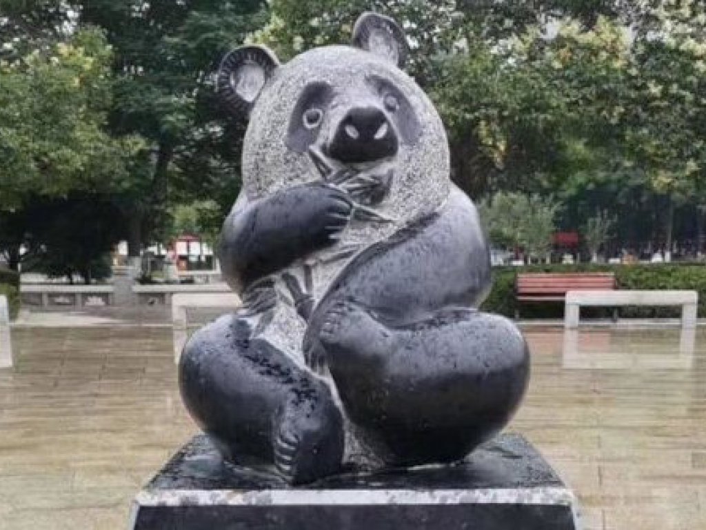 Usera, el Chinatown madrileño - Oso panda escultura