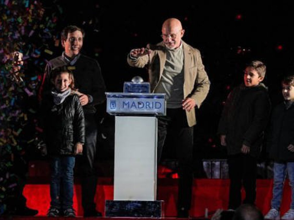 El seleccionador nacional de fútbol,Luis de la Fuente,fue el encargado de encender este año lasluces de Navidadde la ciudad de Madrid, en un acto que se celebróel 28 de noviembre en la Puerta del Sol.