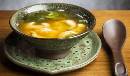 Esta es la sopa de miso con tofu que sirven en el restaurante Kikoba.
