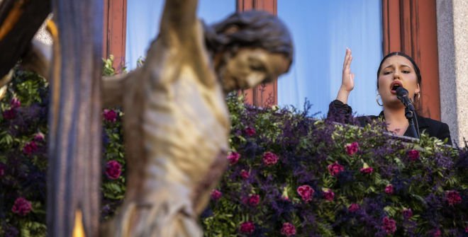 Esperanza Garrido canta una saeta ante el Cristo de la Hermandad de ‘Los Estudiantes’, desde un balcón de la Casa de la Villa. Semana Santa Madrid 2026 © Madrid Destino
