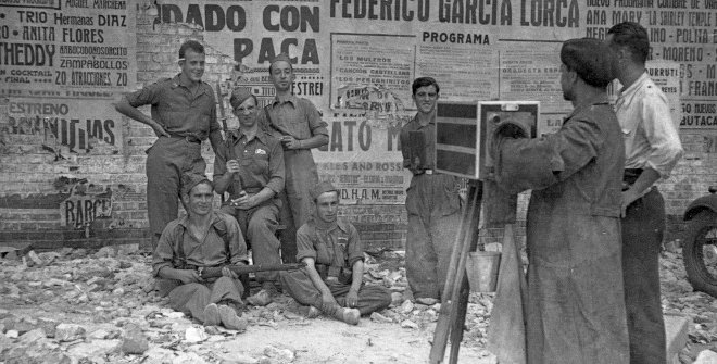 Minuteros fotografiando a un grupo de soldados frente al anuncio de una representación de canciones populares de Federico García Lorca. Fotografía de Martín Santos Yubero, hacia 1937. Archivo Regional de la Comunidad de Madrid, Fondo Fotográfico Martín Sa