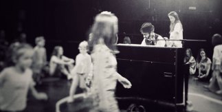 Concierto de piano para niños y niñas a los que les gusta pintar y bailar