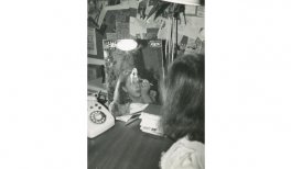 Autor desconocido, [Blanca Sánchez reflejada en un espejo pintándose los ojos], ca. 1975